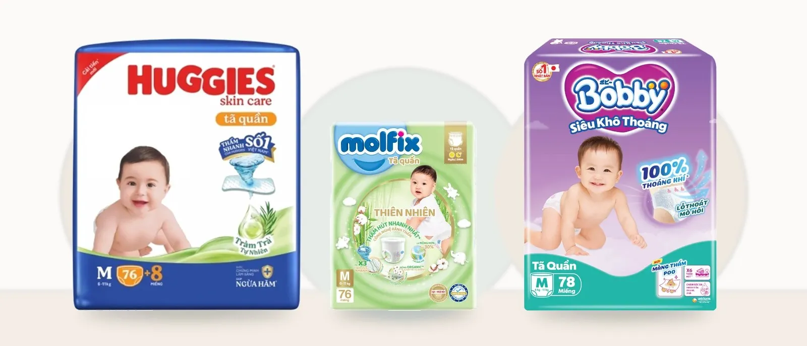 Ba bịch tã quần giá phổ thông đứng cạnh nhau: Huggies Skin Care Tràm Trà size M, Molfix Thiên nhiên size M và Bobby Siêu Khô Thoáng size M
